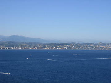 Widok na sąsiedni brzeg zatoki z plaży w okolicach Theoule-sur-Mer
