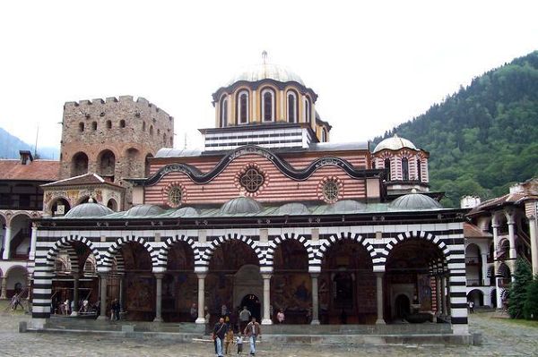 Rylski Monastyr w górach Riła. Powstał w XIV w., ale współczesny wygląd to efekt przebudowy w XIX w. Najbardziej znany zabytek Bułgarii, znajduję się na liście UNESCO. Jest to obiekt religii prawosławnej, jednak wyraźnie widać pewien orientalny charakter tej budowli. Wewnątrz bogate, barwne malowidła naścienne.