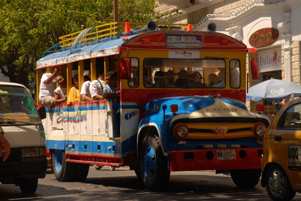 W niektórych miastach miejskie autobusy mają nieco weselszy wygląd. Santa Marta.