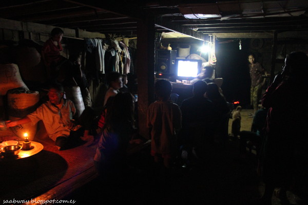 Wieczór w Ban Pun - nasi gospodarze mieli telewizor, a prąd przewodzą kilometry kabli z wodospadu.