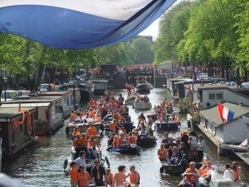 Szaleństwo podczas QueensDay  - 30 kwietnia Amsterdam zamienia się w jedną wielką pomarańczową imprezę!