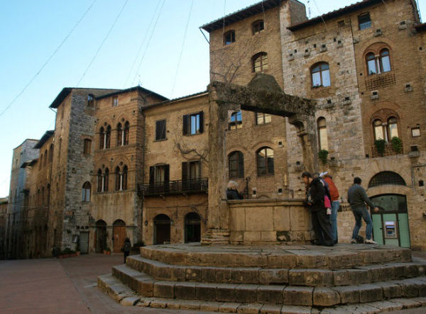 San Gimignano,  Piazza della Cisterna