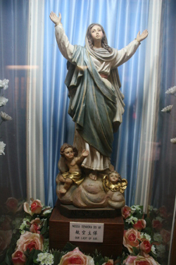 Figurka Matki Boskiej w kościele św. Dominika