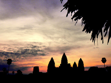 WIDOKI. Angkor Wat na fiołkowo.