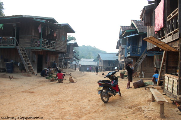 Prawdopodobnie Ban Pun - wioska na szczycie góry, plemię z własnymi zwyczajami i językiem.