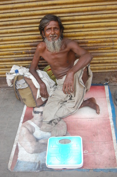 Ten mężczyzna z Kalkuty zarabia na życie, ważąc przechodniów