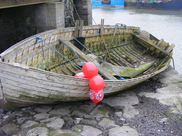 Święta po irlandzku z przymrużeniem oka. Walentynkowa łódka w porcie w Balbriggan.Zdjęcie zrobione podczas samotnego spaceru. 