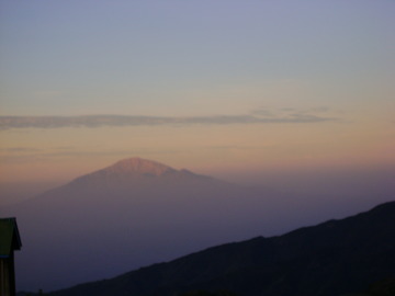 Świt na Kilimandżaro (obóz Shira): Góra Meru skąpana w porannej mgle