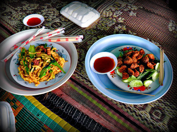 KUCHNIA. Jedzenie po khmersku - na podłodze/macie.