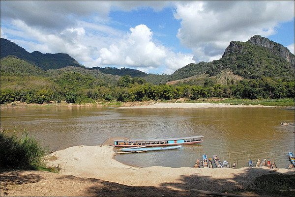 Laos - życie nad rzeką