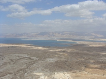 Widok z Masady na Morze Martwe - najniżej położony zbiornik wodny na świecie. Ma ono tak duże zasolenie, iż kąpiący się w nim nie muszą obawiać się, że utoną.