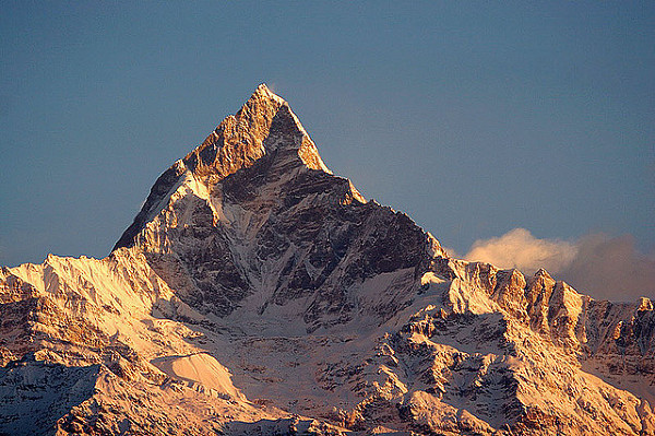 Szczyt Machhapuchhre (6993m), uważany za symbol piękna całego Nepalu.fot. Jean-Marie Hullot http://www.flickr.com/photos/jmhullot/2292314884/ (CC BY 2.0)