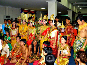 LUDZIE. Studenci kultury khmerskiej z PAÑÑĀSĀSTRA UNIVERSITY OF CAMBODIA.