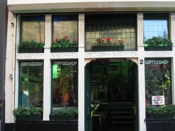 Sławne coffeshopy w Amsterdamie - ten wygląda bardziej jak kwiaciarnia, a jednak....Magic happens inside ;)