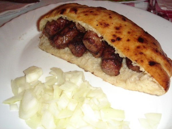 ćevapčici, tradycjonalna bośniacka potrawa