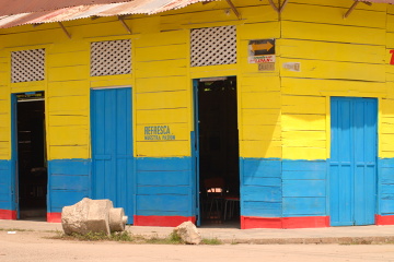 Bar w Aracatace. W małych miasteczkach, prawie wszystkie budynki są dwukolorowe.