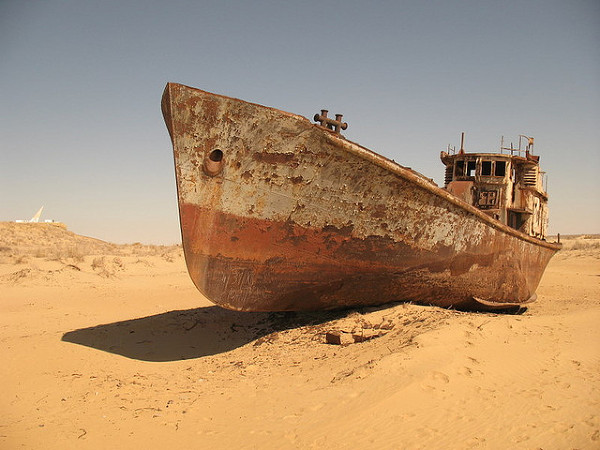 Wrak statku na wyschniętym Jeziorze Aralskim