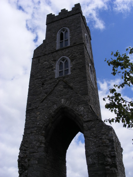 Pokraczny budynek w Droghedzie. W Irlandii nie brakuje pozostałości po starych twierdzach, które nie przetrwały w całości do naszych czasów. 