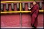 Młody mnich po wyjściu ze świątyni modli się kręcąc tradycyjnymi młynkami... Zawsze zgodnie z ruchem wskazówek zegara, INDIE