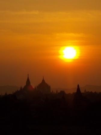 Zachód Słońca nad Bagan. Widok na buddyjskie pagody.