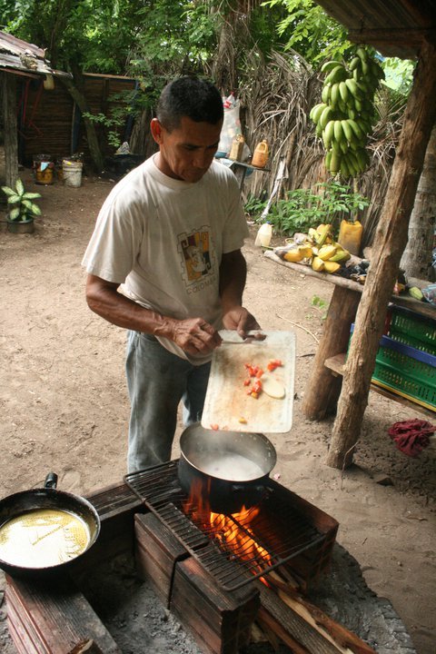 Właściciel Campingu w Palomino podczas gotowania zupy z ryby.