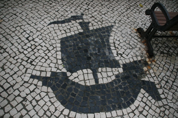calçada portuguesa - statek na Avenida de Cinco de Outobro w Coloane