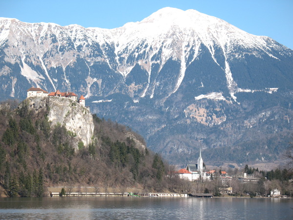 Zamek w Bledzie, w tle Alpy Julijskie 