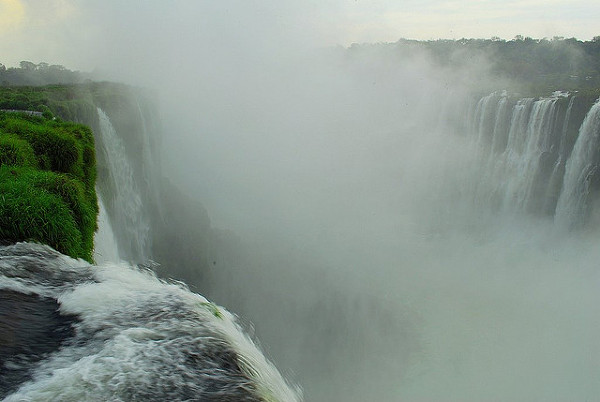Wodospady Iguazu na granicy Argentyny i Brazylii