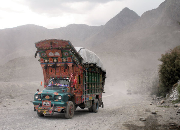 Kolorowe ciężarówki na Karakorum Highway