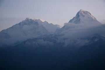 Koronacją naszego długiego i trudnego treku wokół Annapurny jest zapierający dech w piersiach widok na jedne z najpiękniejszych szczytów w całych Himalajach. Poon Hill.fot. Toom Booth http://www.flickr.com/photos/tombooth/2376897231/ (CC BY 2.0)