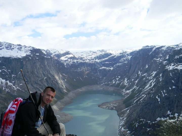 Adam Wnuk nad norweskim fiordem