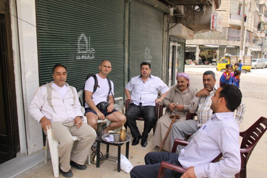 Zaskakująca gościnność Syryjczyków. Nie wypadało odmówić bardzo słodkiej herbaty, bądź mocnej kawy