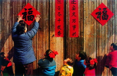 Przygotowania do obchodów Nowego Roku na chińskiej wsi